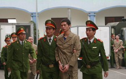 Vợ nạn nhân vụ 'quan tài diễu phố' khóc nấc trước giờ xử