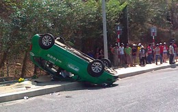 Taxi lật "chỏng vó", đôi vợ chồng chết thảm