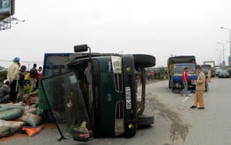 Dùng kéo cắt tóc cứu một học sinh ra khỏi xe tải bị lật