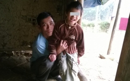 Bé gái kì lạ thích ăn thịt sống