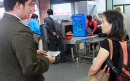 An ninh hàng không lên cấp độ 1, khách tháo dây lưng, cởi giày...