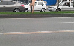 Khỏa thân rồi trèo lên cây tạo dáng