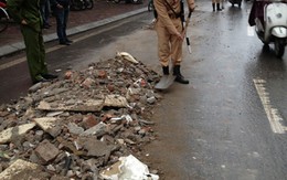 3 CSGT đội mưa dọn phế thải