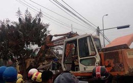 Xe cẩu kéo đổ cổng nhà văn hoá, 3 người chết