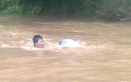 Lạ: Chui vào túi nilông để... qua suối