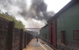 Chữa cháy lớn, xe cứu hỏa cũng... bốc cháy