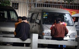 Hàng loạt cụ ông "mua dâm" lộ liễu ngay giữa phố