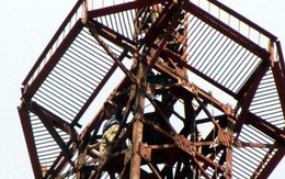 Leo tháp bưu điện gần trăm mét để... đòi gặp vợ