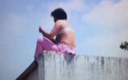 Nghẹt thở giải cứu người phụ nữ lột áo "quậy" trên nóc trụ sở công an