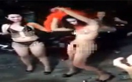 Sốc với màn múa thoát y giữa đường phố Sài Gòn