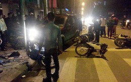 Ôtô tông 9 xe máy đang dừng chờ đèn đỏ