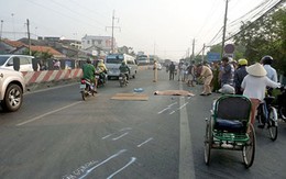 Anh trai hoảng loạn ngồi bên xác em gái giữa quốc lộ