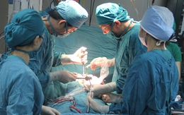Học sinh chưa đầy 12 tuổi, đâm thủng tim đàn anh vì bị... cười đểu