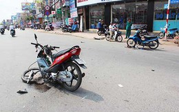 Xe máy tông nhau rơi đầu, một người nguy kịch