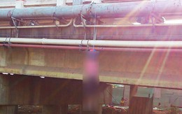 Nam thanh niên đội mũ bảo hiểm treo cổ trên thành cầu