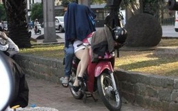 Choáng: Đôi trai gái trùm áo, yêu ngay giữa đường phố đông người