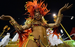 Vũ công samba nóng bỏng trong lễ hội hóa trang