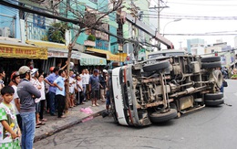 Kéo đứt dây cáp, xe cẩu lật đè người phụ nữ