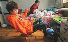 Cảm động cảnh cô gái dùng chân chăm sóc mẹ mù