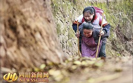 Xúc động hình ảnh bà nội cõng cháu đến trường suốt 8 năm