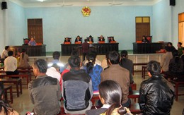 Đưa tiền cho em gái đi mua kẹo ăn để hiếp dâm chị