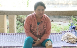 Người mẹ thảm thiết tiễn biệt hai con, ở lại chăm chồng