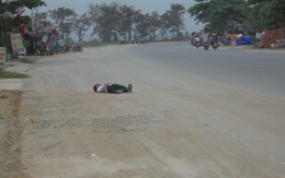 Hốt hoảng vì người đàn ông nằm ngủ trên... quốc lộ