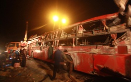 Lật xe giường nằm trên đường cao tốc, 13 người bị thương