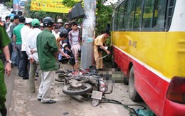 Hai người chết thảm dưới gầm xe buýt