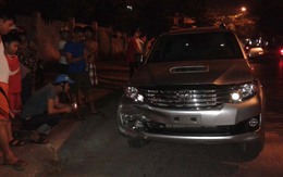 Xế hộp đâm liên tiếp vào 2 vợ chồng, 2 bố con rồi bỏ chạy