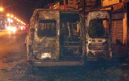 Đi chơi lễ, ô tô 16 chỗ cháy rụi trong đêm