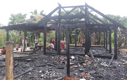 Vợ chồng già lụi cụi bới than tìm tài sản sau đám cháy