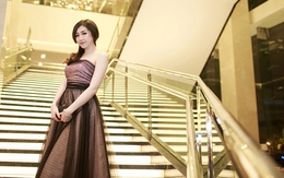 Á Hậu Tú Anh xúc động vì được tặng váy 250 triệu đồng