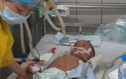 Bác sĩ bật khóc cùng thân nhân bệnh nhi mắc sởi