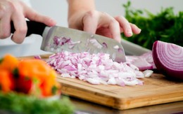10 tuyệt chiêu để cắt hành không bị cay mắt