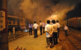 Đang dừng đón khách thì tàu hỏa bốc cháy dữ dội