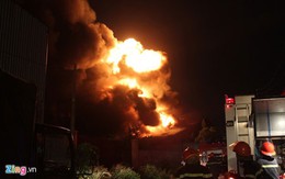 Cháy dữ dội tại TP.HCM, quốc lộ 1A bị phong tỏa