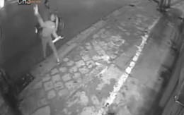 Cột điện cháy nổ như pháo hoa tại Hà Nội