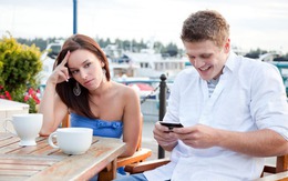 Yêu tôi nhưng anh vẫn qua lại với tình cũ