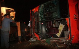 "Cuồng facebook", nằm trong xe bị lật vẫn "check-in"