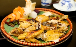Gà nướng đất sét, món ăn "cái bang" nổi tiếng thơm ngon
