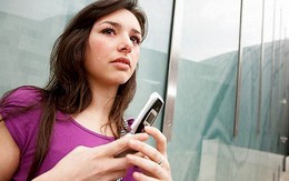Chồng buôn chuyện với tình cũ cả tiếng đồng hồ