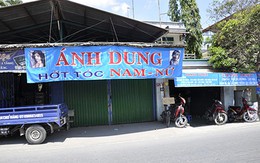 Đôi nam nữ lõa thể nằm trong vũng máu ở phòng trọ