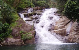 Chụp hình kỷ niệm, hai học sinh rơi xuống thác mất tích