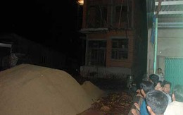 Kinh hoàng nhà đang xây sập mái, con chết thảm, mẹ thương nặng