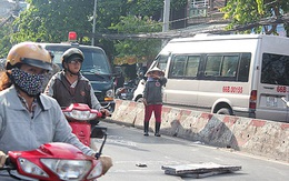 Nhói lòng cảnh vợ ôm xác chồng bên chiếc xe ba gác