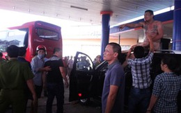 Tài xế khỏa thân trên nóc ôtô, cướp súng công an