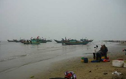 Tàu chở 50 người bị sóng đánh chìm ở Thanh Hóa