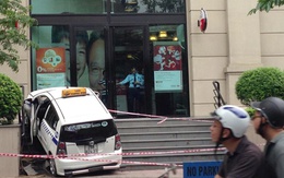 Taxi kéo lê cụ ông rồi lao lên sảnh tòa nhà Pacific