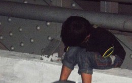 Vở kịch của chú bé khóc vì mất tiền trên cầu lúc nửa đêm